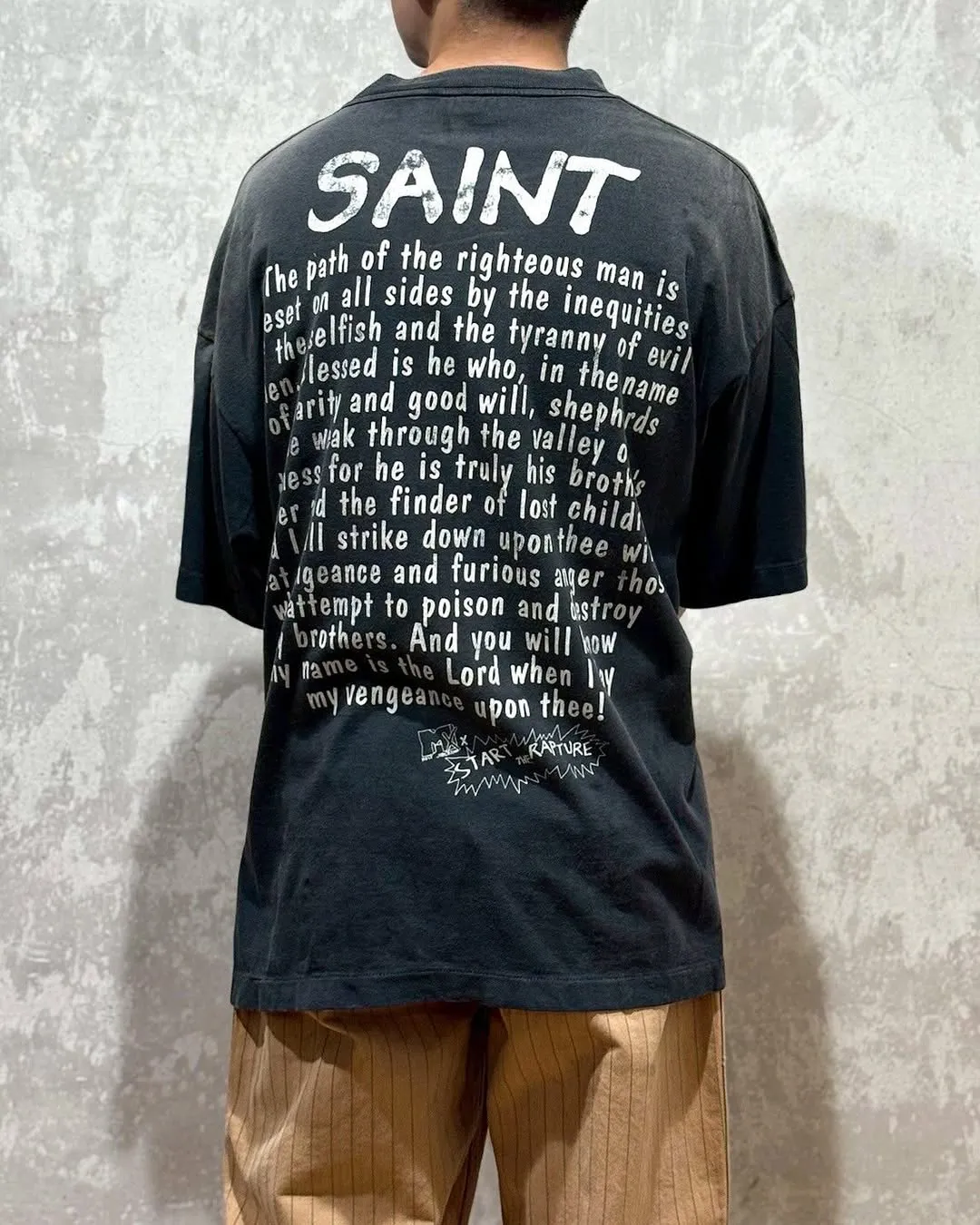 SAINT Mxxxxxx RAPTURE SS TEE/BLK Beavis and Butt-Head anime character TEE. Washed black S-XL. The print is from the characters of the American classic animation "Beavis and Butt-Head". It also pays tribute to the two classic killer characters in "Pulp Fiction". It is very witty and humorous. The whole garment is washed again.